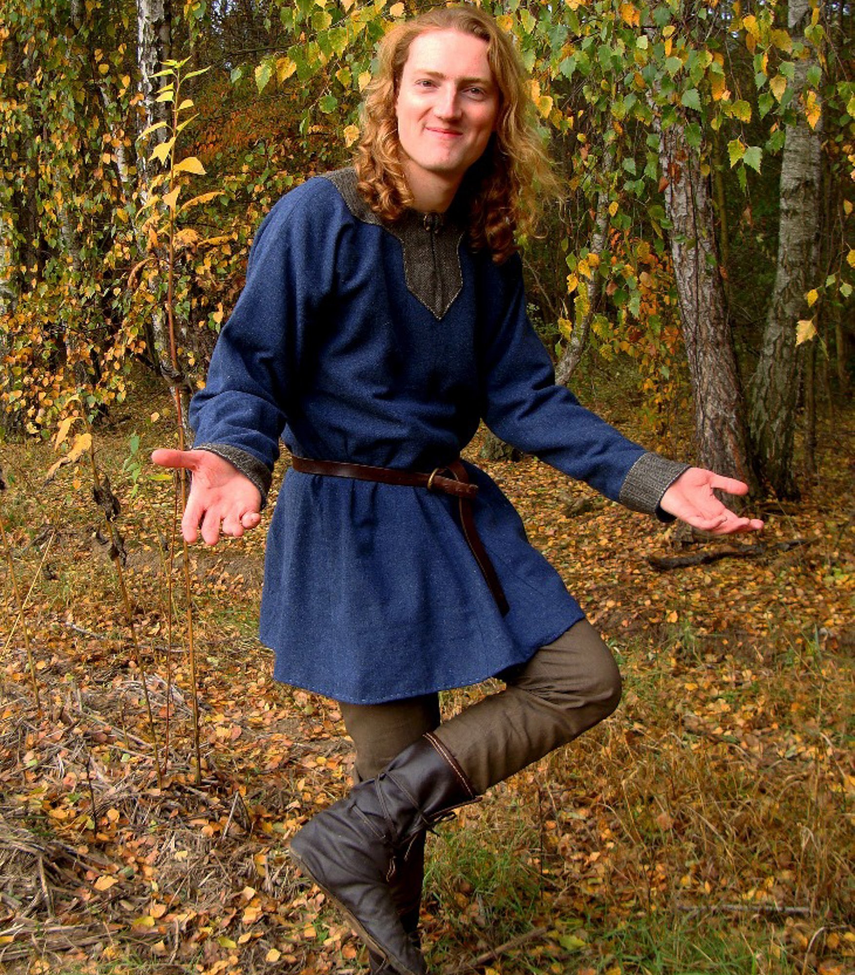 Hedeby wool tunic with 4 wedges  Middle Ages \ Men's outfits \ Woolen  clothes Middle Ages \ Tunics